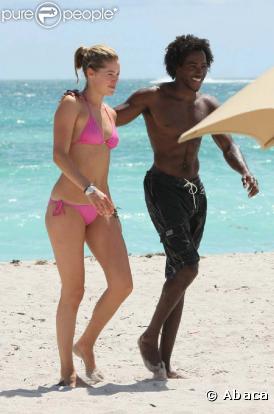 En vacances avec son petit ami, DJ Ruckus, Doutzen Kroes a choisi un ravissant bikini rose, tout simple pour se promener sur la plage.