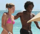 En vacances avec son petit ami, DJ Ruckus, Doutzen Kroes a choisi un ravissant bikini rose, tout simple pour se promener sur la plage. 