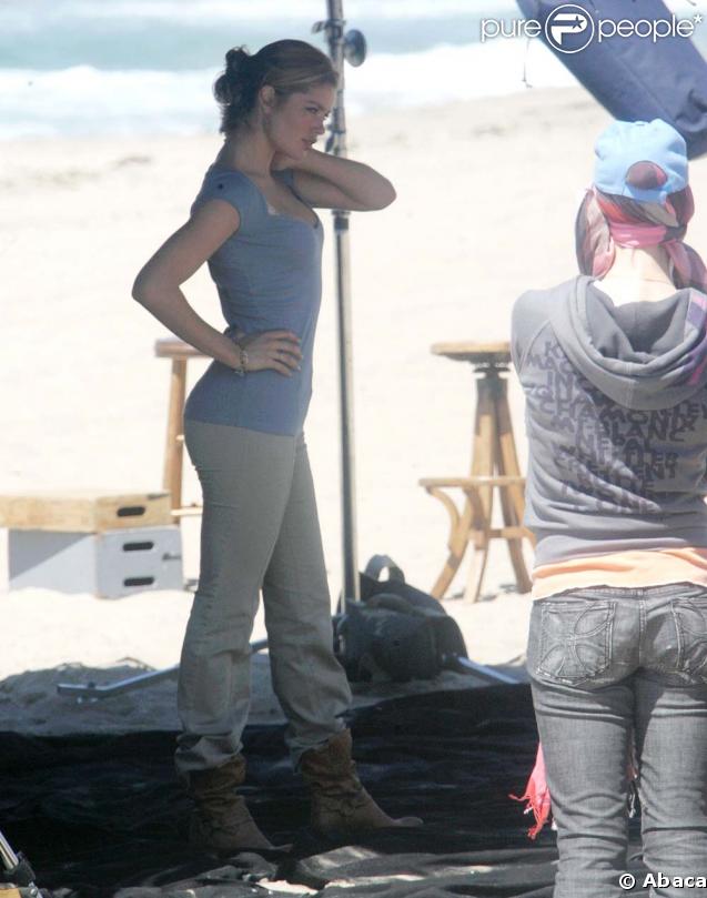 Doutzen Kroes en plein travail en avril 2008 sur la plage de Malibu. Oui, on vous l'accorde, il y a pire comme métier !  