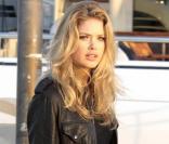 Doutzen Kroes au naturel : une simple veste en cuir et une courte robe noire suffisent à la rendre sublime. Ici, à la sortie d'une soirée sur un yacht à Cannes en mai 2009. 