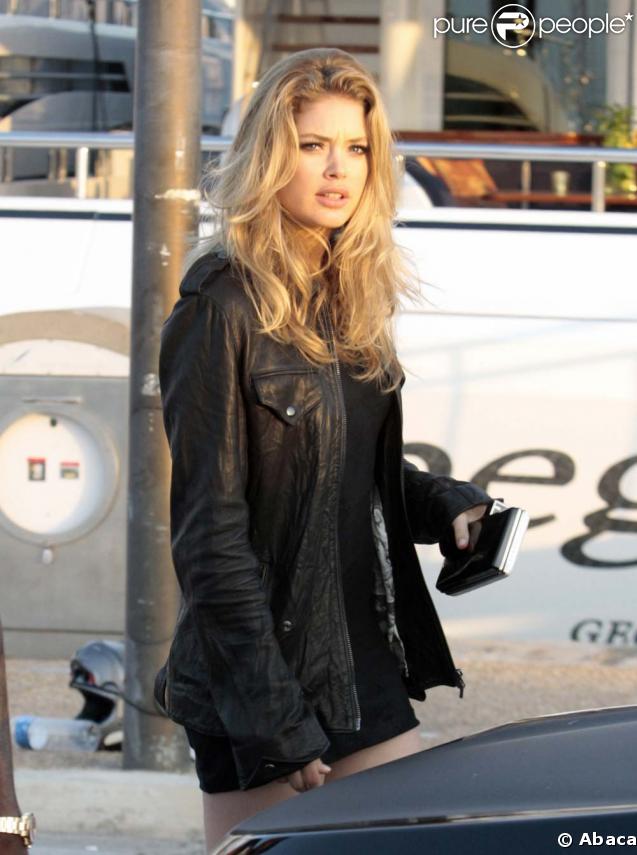 Doutzen Kroes au naturel : une simple veste en cuir et une courte robe noire suffisent à la rendre sublime. Ici, à la sortie d'une soirée sur un yacht à Cannes en mai 2009. 