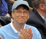 Bill Gates et une belle inconnue à Roland-Garros, le 6 juin 2009 pour la finale femmes opposant les russes Svetlana Kuznetsova et Dinara Safina.