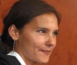 Viriginie Ledoyen avec des pendants d'oreilles Impression en or blanc, Dinh Van 