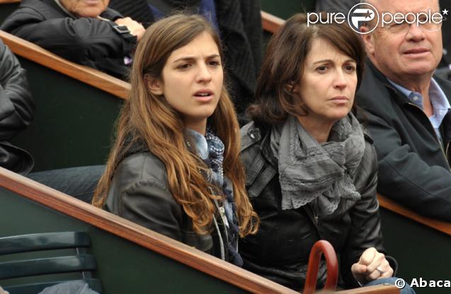 Zabou Breitman et sa fille à Roland-Garros, le 6 juin 2009 pour la finale femmes opposant les russes Svetlana Kuznetsova et Dinara Safina.