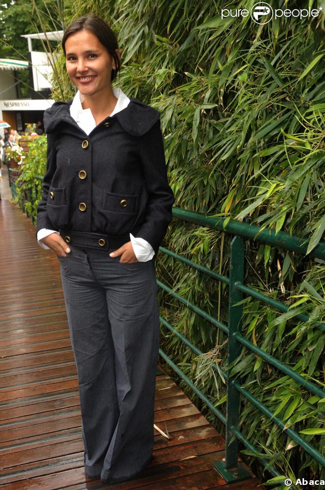 La ravissante Virginie Ledoyen (et son bas de pantalon tout mouillé) à Roland-Garros, le 6 juin 2009 pour la finale femmes opposant les russes Svetlana Kuznetsova et Dinara Safina.