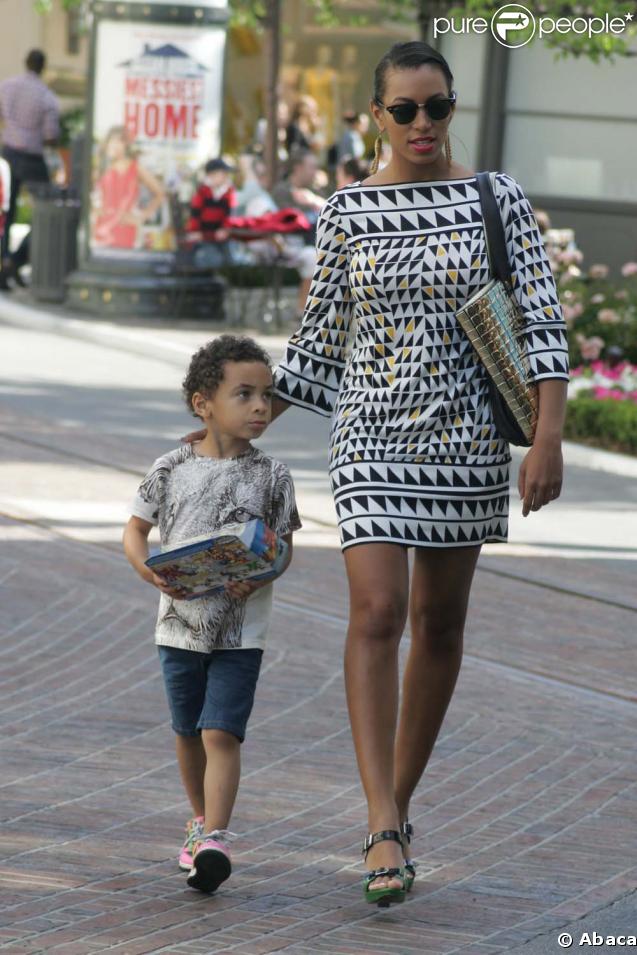 Solange Knowles et son fils Daniel, Jules Smith Jr. se promènent à Hollywood le 7 juin 2009
