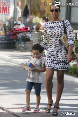 Solange Knowles et son fils Daniel, Jules Smith Jr. se promènent à Hollywood le 7 juin 2009