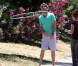 Zachary Quinto en pleine partie de hoola hoop !