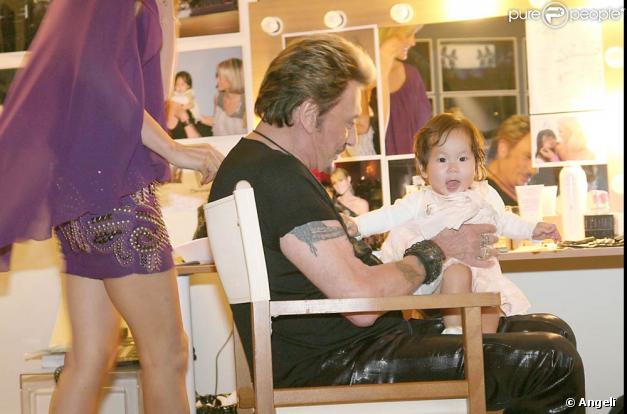 En loge, dans les coulisses de ses concerts au Stade de France (29-31 mai 2009), Johnny retrouve Laeticia, Jade et Joy