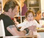 En loge, dans les coulisses de ses concerts au Stade de France (29-31 mai 2009), Johnny retrouve Laeticia, Jade et Joy