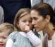 La Princesse Isabella chuchote à sa mère Mary de Danemark :" Maman... je crois que Christian cherche à s'évader de l'anniversaire de Papy... mais Chut ! Je ne t'ai rien dit..."