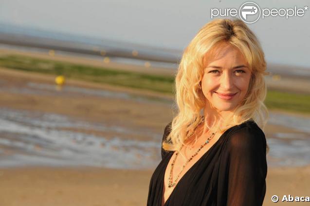 Hélène de Fougerolles : une magnifique séance photo sur les plages normandes