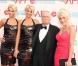 Hugh Hefner et ses copines : les jumelles Karissa et Kristina Shannon d"un coté et Crystale Harris en rose 
