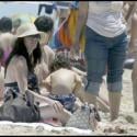Paz Vega très enceinte profite de la plage avec son mari chéri et son fils !