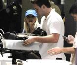 Anna Faris et son fiancé Chris Pratt à l'aéroport de Los Angeles