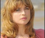 Cécile Cassel un bien joli et coquin décolleté au festival de Cabourg le 13 juin.