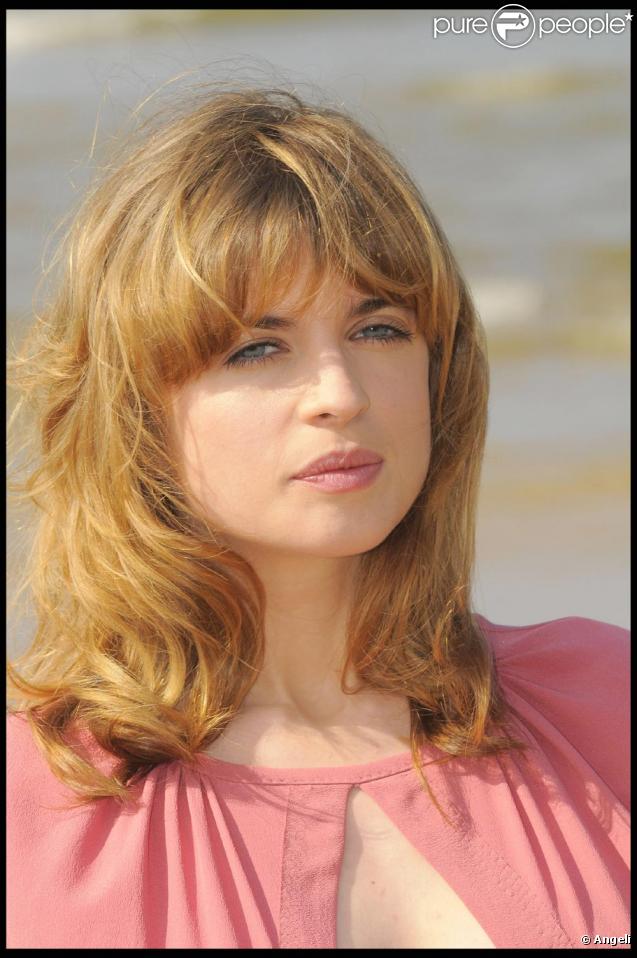 Cécile Cassel un bien joli et coquin décolleté au festival de Cabourg le 13 juin.