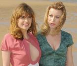   Cecile Cassel  un bien joli et coquin décolleté au festival de Cabourg le 13 juin avec  Claudia Gerini. Oups... ça s'écarte...  