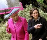 La reine du Royaume-Uni et le duc d'Edimbourg le 14 juin 2009 parlant à Claire Midgley, chargée des jardins de Buckingham ,à propos du futur potager du Palais qui fournira la résidende royale en légumes cet automne 