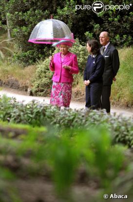 La reine du Royaume-Uni et le duc d'Edimbourg le 14 juin 2009 parlant à Claire Midgley, chargée des jardins de Buckingham ,à propos du futur potager du Palais qui fournira la résidende royale en légumes cet automne 