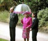 La reine du Royaume-Uni et le duc d'Edimbourg le 14 juin 2009 parlant à Claire Midgley, chargée des jardins de Buckingham ,à propos du futur potager du Palais qui fournira la résidende royale en légumes cet automne 