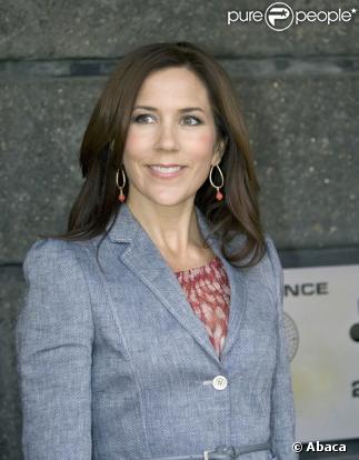 Mary de Danemark à Londres pour un déjeuner à l'ambassade du Danemark dans le cadre d'un séminaire sur la construction d'écoles le 16 juin 2009