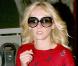 Kimberly Stewart suit la tendance et porte un charmant t-shirt rouge aux motifs ancres !