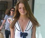 Mischa Barton : carrément dans le vent avec sa petite robe de matelot ! 