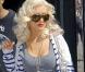Christina Aguilera opte quant à elle pour un gilet rayé qu'elle assortit joliment à un rouge éclatant sur ses lèvres et ses ongles...