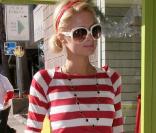 Paris Hilton, en véritable victime de la mode, a elle aussi succombé au petit pull rayé !  