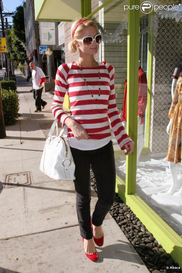 Paris Hilton, en véritable victime de la mode, a elle aussi succombé au petit pull rayé !  