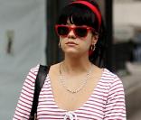 Lily Allen : avec elle, c'est tout ou rien ! Ici la chanteuse a choisi une robe à rayures rouges, associée à des lunettes rouges, un bandeau rouge et des ballerines rouges... 