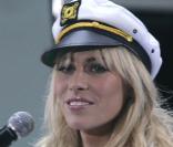 La chanteuse Natasha Bedingfield, très glam' porte une belle casquette de commandant de bord ! 