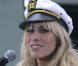 La chanteuse Natasha Bedingfield, très glam' porte une belle casquette de commandant de bord !