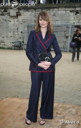 La comédienne Marina Hands, très chic dans son tailleur de style marin...