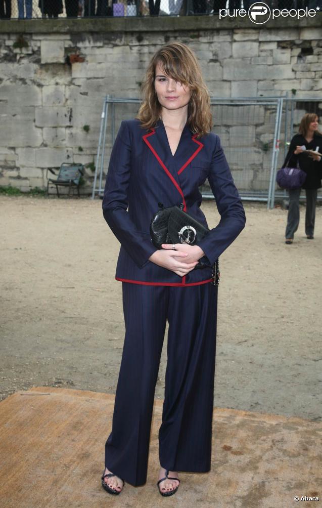 La comédienne Marina Hands, très chic dans son tailleur de style marin... 