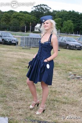 La belle australienne Micky Green s'est métamorphosée en marin des plus sexy !