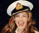 Kelly Brook tout sourire : elle a compris que le style navy lui allait à ravir !