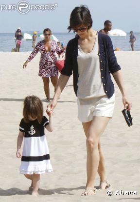Katie Holmes, totalement branchée dans son petit short et son gilet marine, se paye le luxe d'assortir sa fille chérie à ses lubies stylistiques... Et c'est très réussi !
