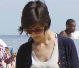 Katie Holmes, totalement branchée dans son petit short et son gilet marine, se paye le luxe d'assortir sa fille chérie à ses lubies stylistiques... Et c'est très réussi ! 