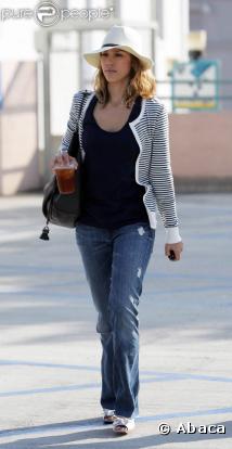 Jessica Alba : le style navy lui va comme un gant !