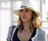 Jessica Alba : le style navy lui va comme un gant ! 