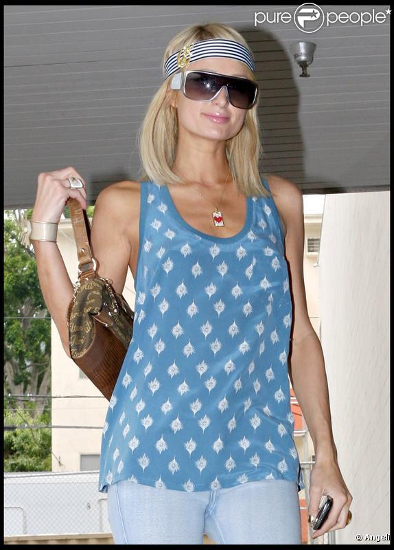 Paris Hilton porte un joli bandeau à rayures brodé d'une ancre dorée...