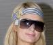Paris Hilton porte un joli bandeau à rayures brodé d'une ancre dorée...