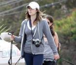 La belle Jessica Biel, lors d'une promenade avec ses chiens, à Malibu, en juin 2009 !