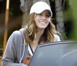 La belle Jessica Biel, lors d'une promenade avec ses chiens, à Malibu, en juin 2009 !