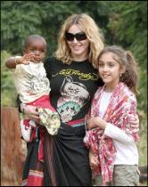 Madonna, Lourdes et David au Malawi en 2007