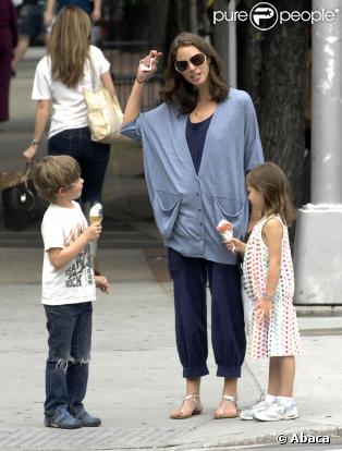 Christy Turlington, sa fille Grace et un ami à elle à New York le 8 juin 2009