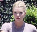 Sophie Monk promenant son chien à Los Angeles le 25 juin 2009