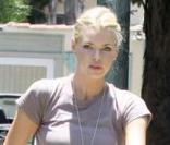 Sophie Monk promenant son chien à Los Angeles le 25 juin 2009